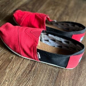 TOMS University of Georgia Campus Classics Size 11
